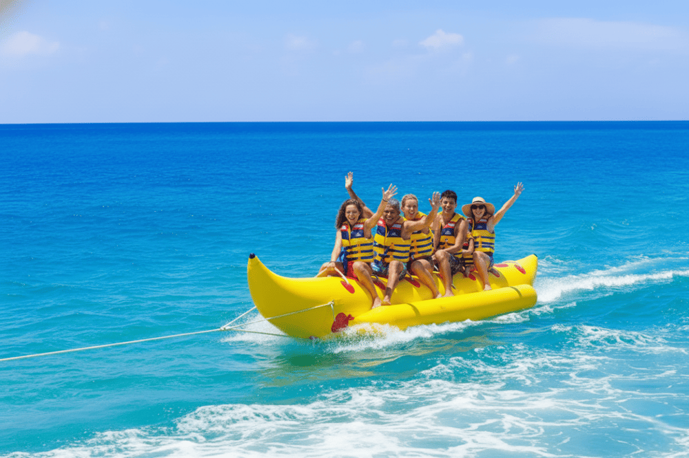 Du kh&aacute;ch th&iacute;ch th&uacute; khi đi thuyền chuối tại Kỳ Co.